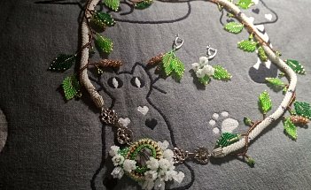 Вязаный жгут с плетёными деталями