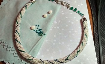 Вязаный жгут с плетёными деталями