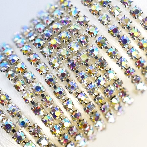 28 Crystal AB в серебряном цапе, стразовая цепочка 2,4 мм 1 м