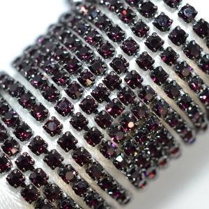 61 Amethyst в черном цапе, стразовая цепочка 2,4 мм 1 м