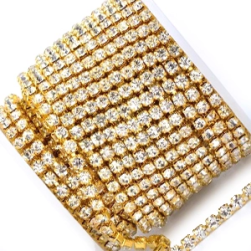 001 Crystal в золотом цапе, стразовая цепочка 2,4 мм 1 м