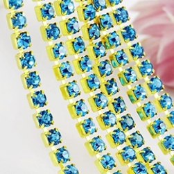 003 Aquamarine в золотом цапе, стразовая цепочка 2,4 мм 1 м