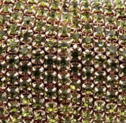 009 Olivine в золотом цапе, стразовая цепочка 2,4 мм 1 м
