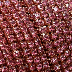 048 Fuchsia в розовом цапе, стразовая цепочка 2,4 мм 1 м