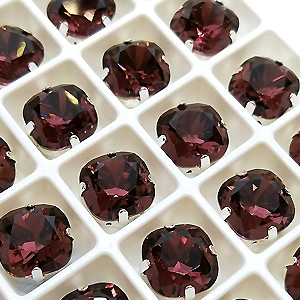Страз в цапе 3010-107 Burgundy в серебряном цапе, квадрат 10х10 мм