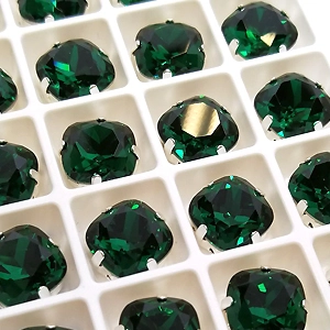 Страз в цапе 3010-123 Emerald в серебряном цапе, квадрат 10х10 мм
