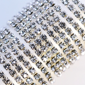 01 Crystal в серебряном цапе, стразовая цепочка 2,4 мм 1 м