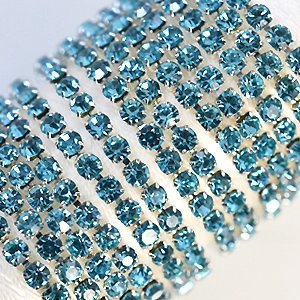 03 Aquamarine в серебряном цапе, стразовая цепочка 2,4 мм 1 м