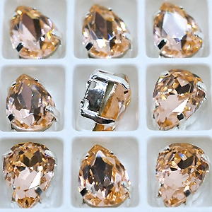 Страз в цапе 3003-106 Light Peach в серебряном цапе, капля 10х7 мм