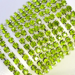 07 Peridot в серебряном цапе, стразовая цепочка 2,4 мм 1 м