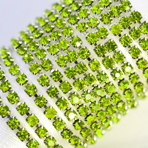 07 Peridot в серебряном цапе, стразовая цепочка 2,4 мм 1 м