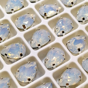 Страз в цапе 3003-128 White Opal в серебряном цапе, капля 10х7 мм